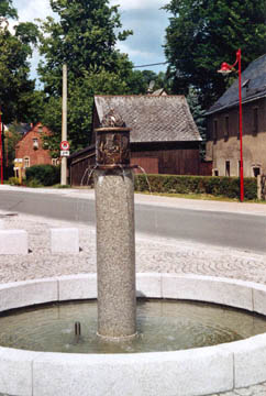 Historischer Stadtbrunnen Bad Brambach, Bronze/Granit, 2005
