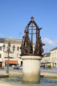Brunnen Marktplatz Oelsnitz/V., Bronze/Granit, 25 Wasserdsen, 2008
