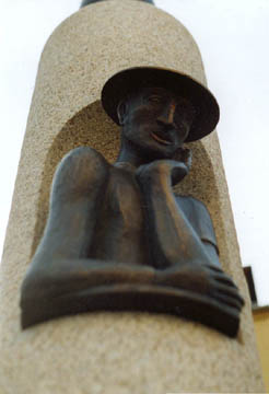 Klostermarktbrunnen Plauen, 7 Bronzefiguren, Granit, Pflastersteine, 2003
