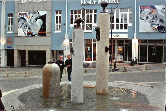 Klostermarktbrunnen Plauen, 7 Bronzefiguren, Granit, Pflastersteine, 2003
