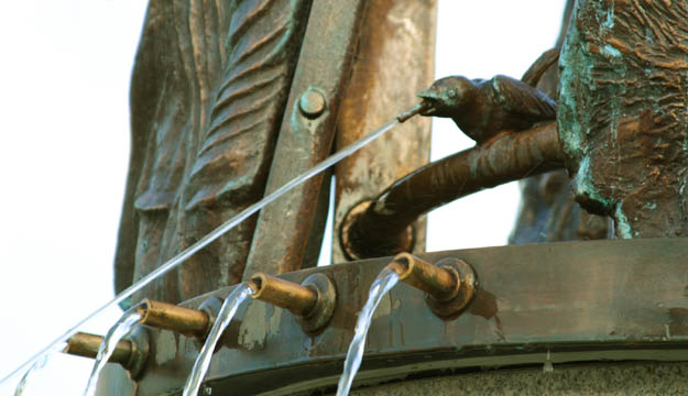 Brunnen Marktplatz Oelsnitz/V., Bronze/Granit, 25 Wasserdsen, 2008
