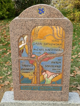 Gedenkstein in Leubnitz fr vier Opfer des KZ Flossenbrg/Auenstelle Mehltheuer, 2014, Stein, Email auf Kupfer, Zellenschmelz, 150 cm hoch, 90 cm breit

