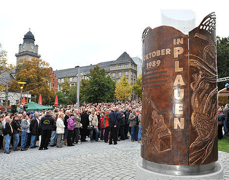 Denkmal zur Erinnerung an die Ereignisse am 7. Oktober 1989 in Plauen (Bronze, Acryl, Granit, Edelstahl, Hhe 3,5 m, Durchmesser 1,5 m, Kerze nachts von innen beleuchtet)
